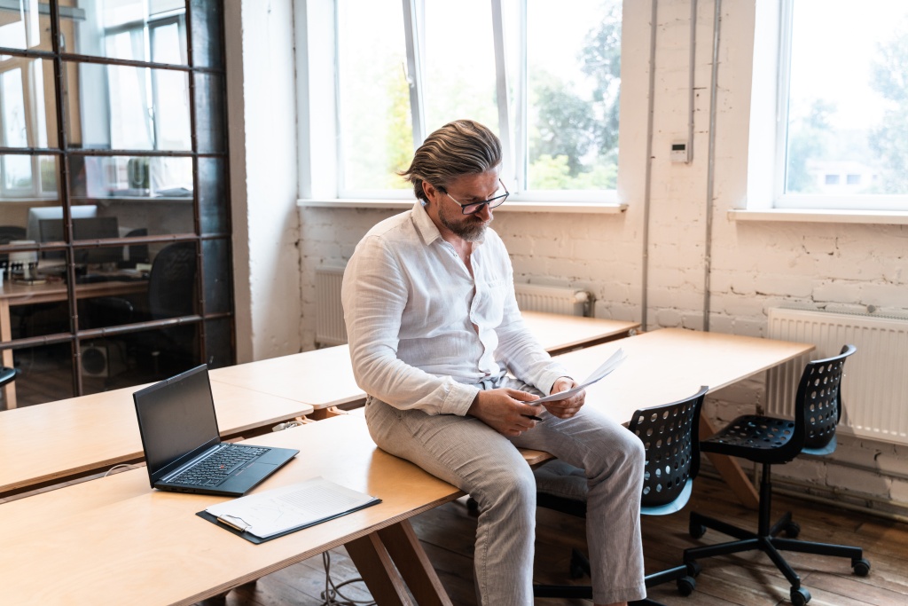 senior-business-man-sitting-in-his-office-2021-09-04-07-20-54-utc (1).jpg заимодавцы