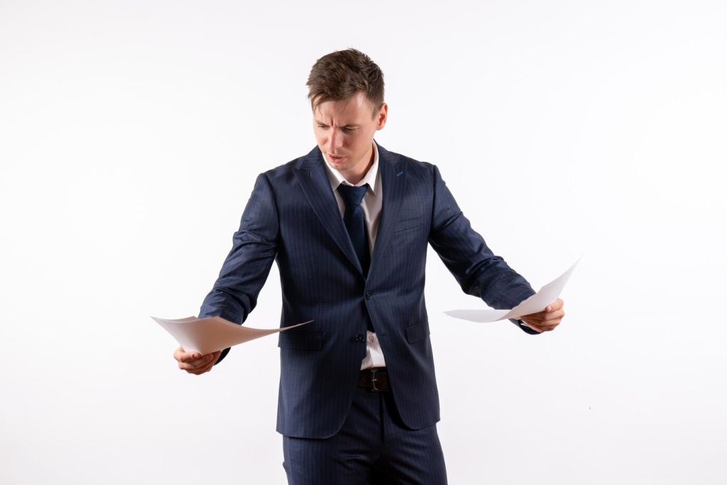 front-view-young-man-elegant-classic-suit-reading-documents-white-background_140725-122605.jpg мужчина
